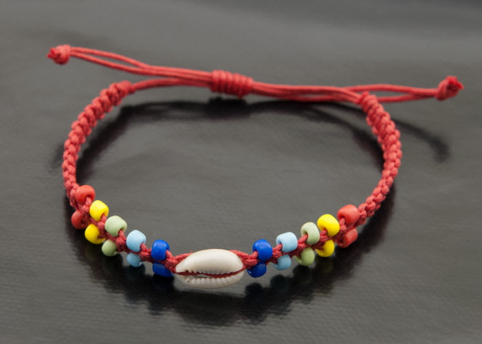Bracelet brésilien de l’amitié rouge avec perles multicolores et coquillage Cauri
