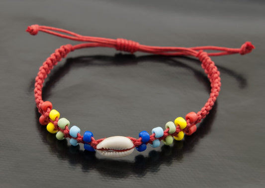 Bracelet brésilien de l’amitié rouge avec perles multicolores et coquillage Cauri