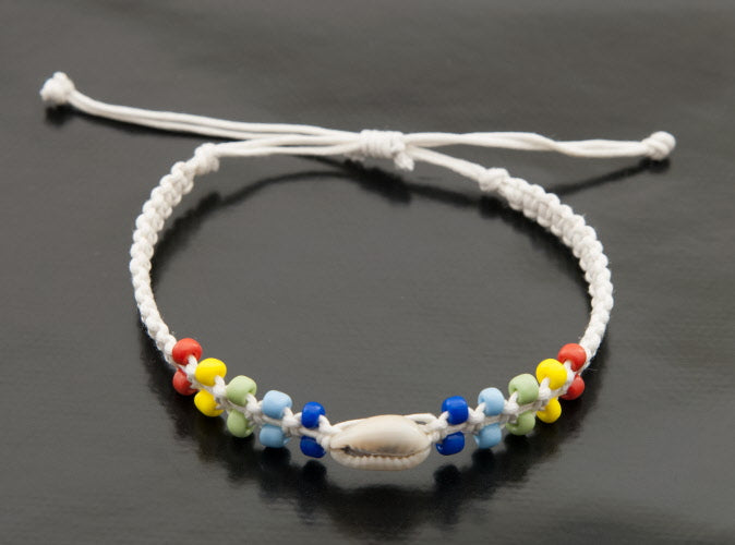 Bracelet brésilien de l’amitié blanc avec perles multicolores et coquillage Cauri