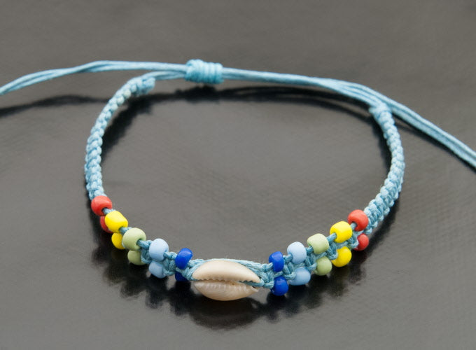 Bracelet brésilien de l’amitié bleu avec perles multicolores et coquillage Cauri