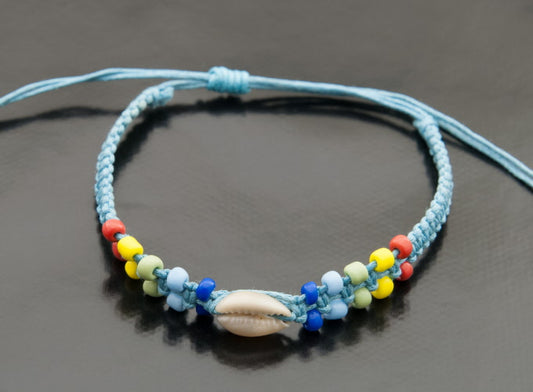 Bracelet brésilien de l’amitié bleu avec perles multicolores et coquillage Cauri