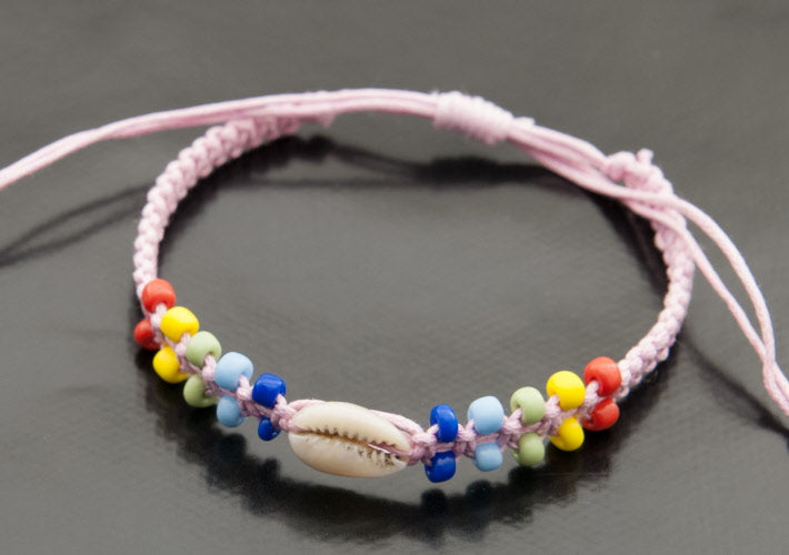 Bracelet brésilien de l’amitié rose avec perles multicolores et coquillage Cauri