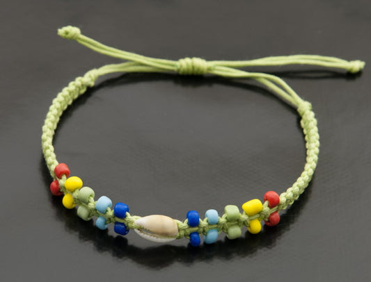 Bracelet brésilien de l’amitié vert avec perles multicolores et coquillage Cauri