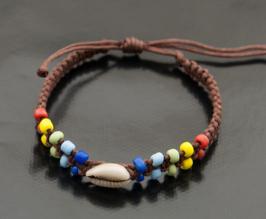 Bracelet brésilien de l’amitié marron avec perles multicolores et coquillage Cauri
