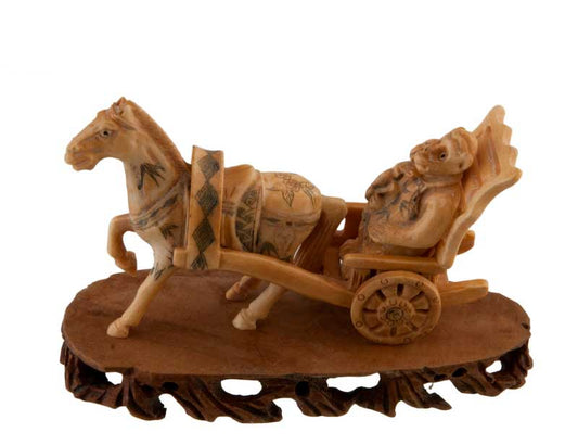 Figurine Singe Sur Chariot Tiré Par Un Cheval – Os Sculpté
