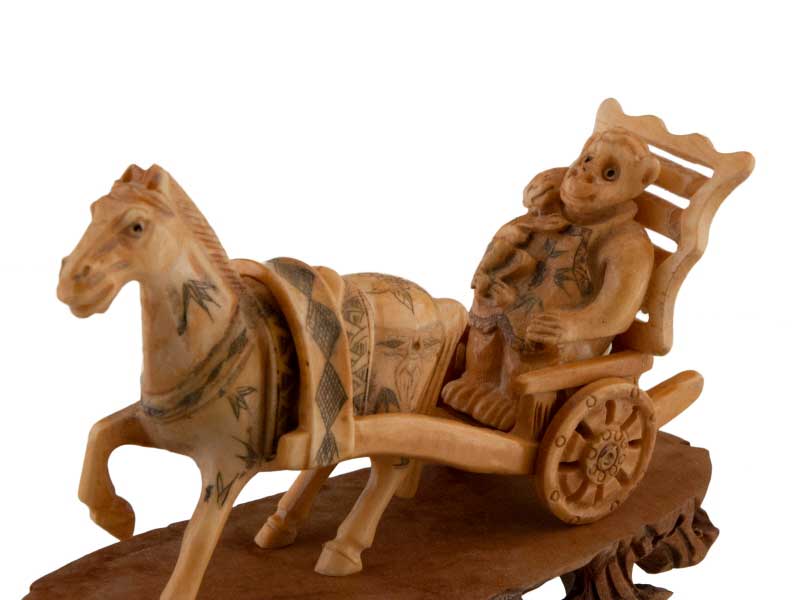 Figurine Singe Sur Chariot Tiré Par Un Cheval – Os Sculpté