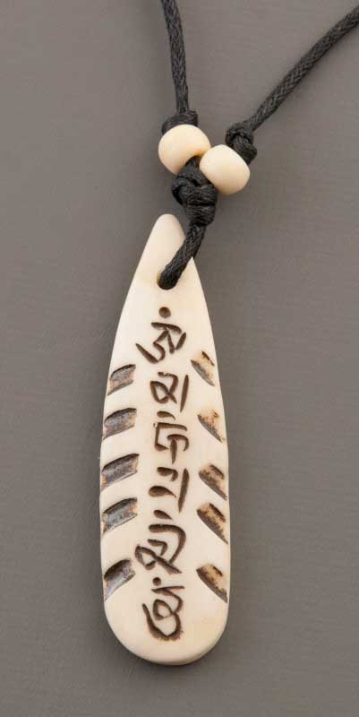 Collier bouddhiste pendentif tibétain – mantra Om Mani Padme Hum (forme planche de surf)
