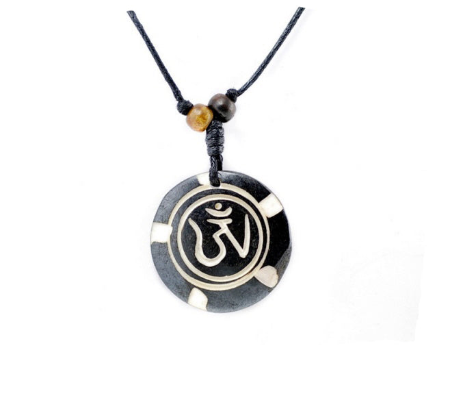 Collier Pendentif Om Mani Padme Aum Tibétain en Os De Yak