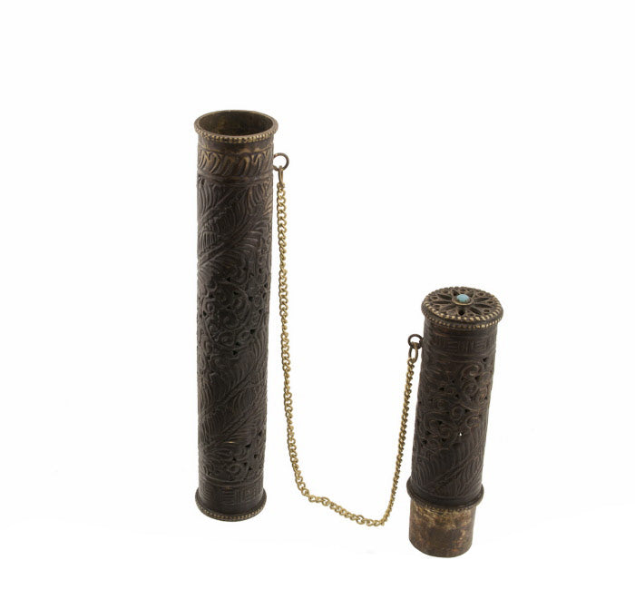 Étui à encens tibétain en cuivre et laiton – porte-bâtonnets cylindrique ajouré