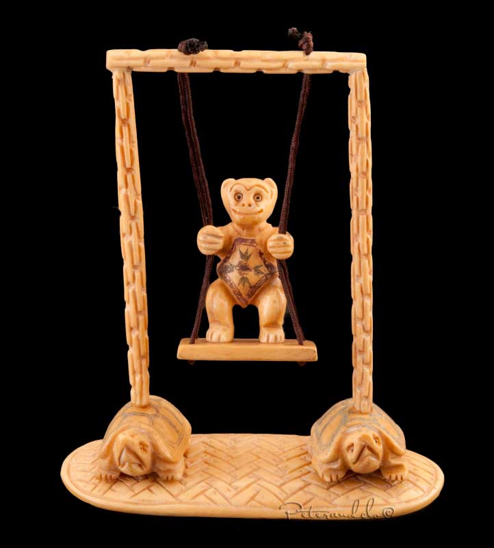 Figurine Singe Sur Balançoire Soutenue Par Des Tortues – Os Sculpté
