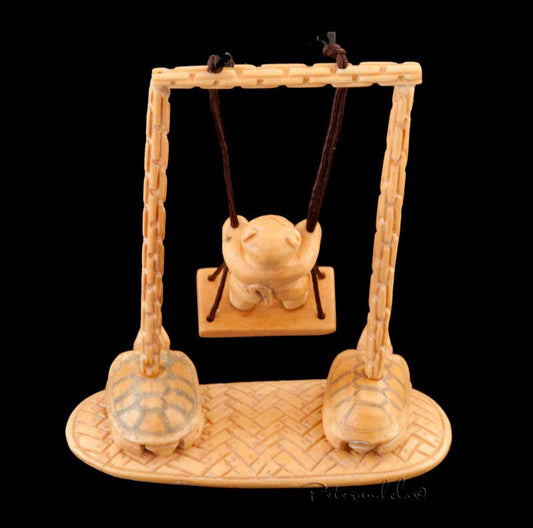 Figurine Singe Sur Balançoire Soutenue Par Des Tortues – Os Sculpté