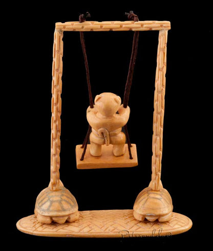Figurine Singe Sur Balançoire Soutenue Par Des Tortues – Os Sculpté