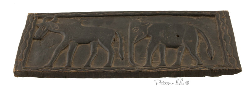 Ancien Siège Tribal Tharu en Bois – Motifs Éléphant et Buffle, Népal