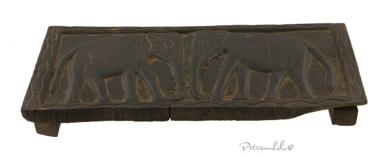 Ancien Siège Tribal Tharu en Bois – Motifs Éléphants, Népal