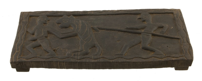 Ancien Siège Tribal Tharu en Bois – Scène de Chasse au Tigre – Népal