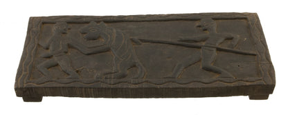 Ancien Siège Tribal Tharu en Bois – Scène de Chasse au Tigre – Népal