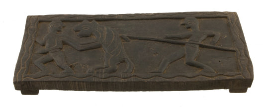 Ancien Siège Tribal Tharu en Bois – Scène de Chasse au Tigre – Népal