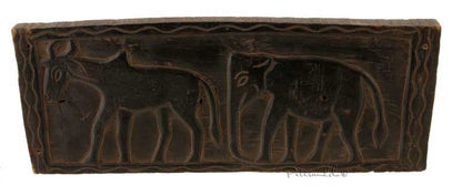 Ancien Siège Tribal Tharu en Bois – Motifs Éléphant et Buffle, Népal
