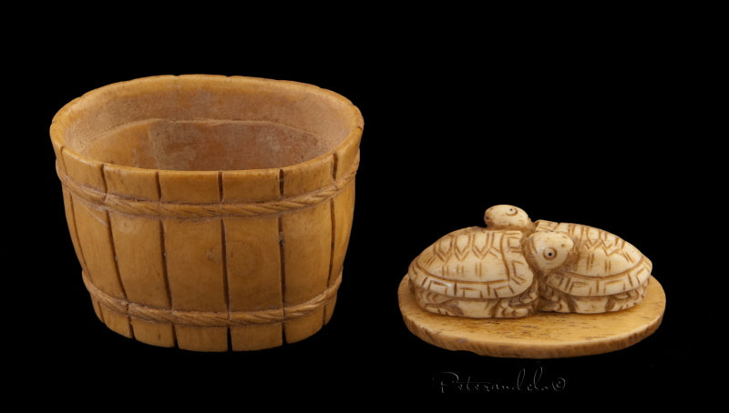 Boîte à Pilules En Os Sculpté – Tortues Sur Un Tonneau, Artisanat Chinois