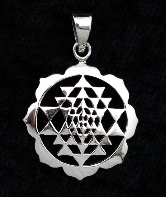 Pendentif Sri Yantra en argent massif 925 – Géométrie sacrée artisanale