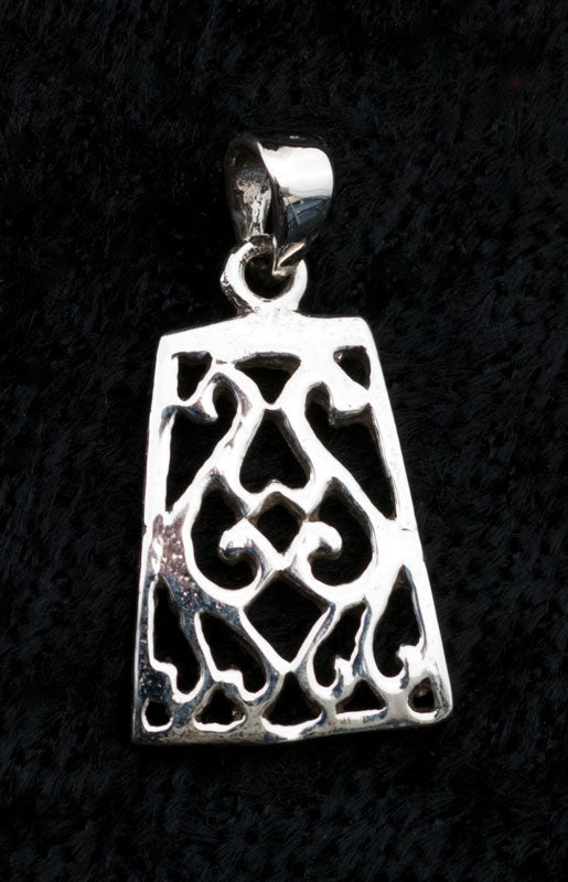 Pendentif arabesque Amour et Paix en argent massif 925 – Bijou artisanal thaïlandais