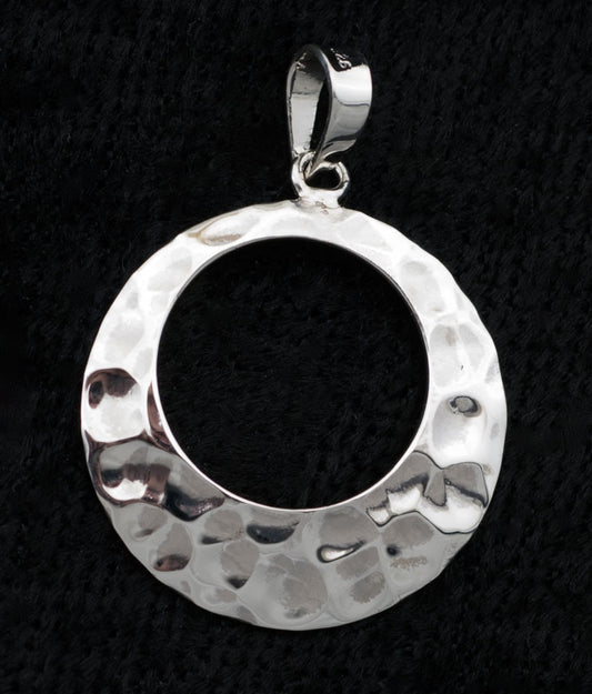 Pendentif géométrie sacrée et torque martelée en argent massif 925 – Bijou artisanal