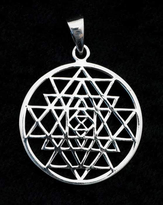 Pendentif Sri Yantra en argent massif 925 – Géométrie sacrée artisanale