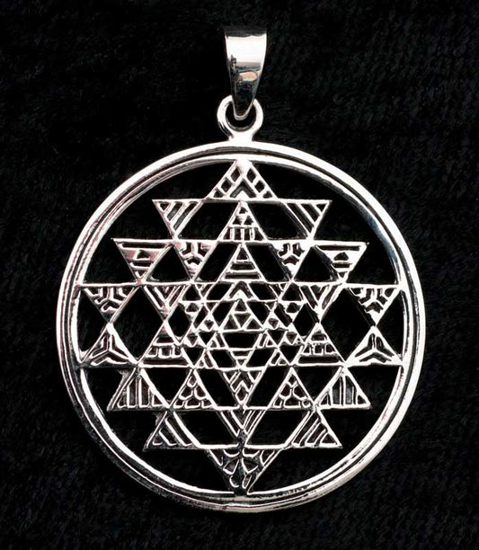 Pendentif Sri Yantra en argent massif 925 – Géométrie sacrée artisanale