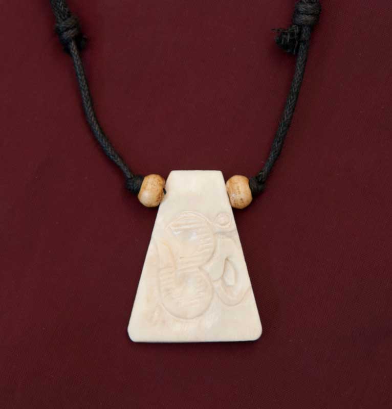 Collier Pendentif Équitable Tibétain OM Hindou en Corne de Yak