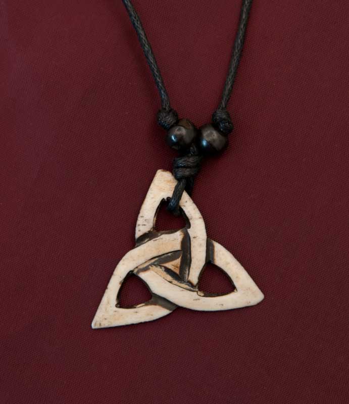 Collier Pendentif Équitable Tibétain Ethnique Tribal Nœud Celtique Triqueta