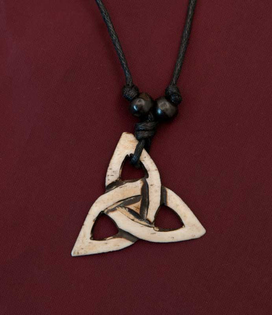 Collier Pendentif Équitable Tibétain Ethnique Tribal Nœud Celtique Triqueta