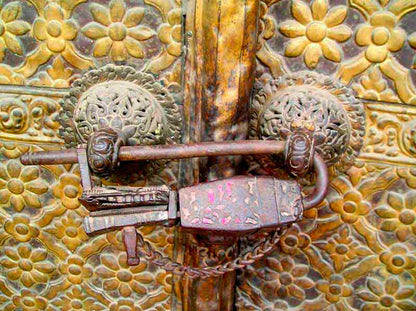 Ancien Cadenas Traditionnel En Fer Forgé – Artisanat Du Népal Et Du Tibet