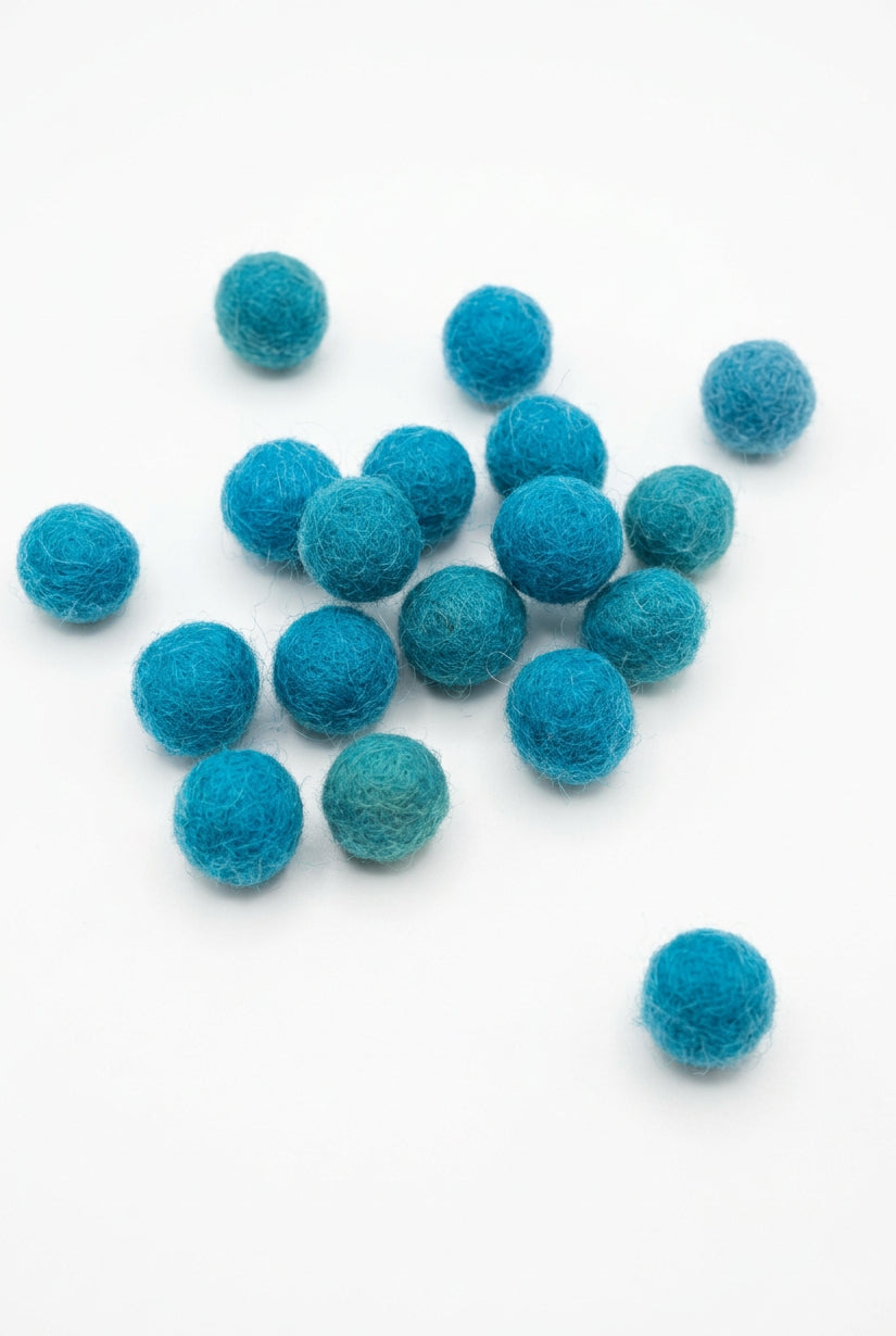 Perles en Feutrine de Laine Naturelle 11 à 12 mm Bleue – Lot de 50 – Artisanat du Népal