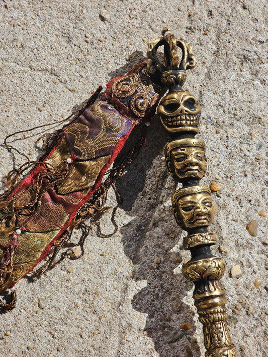 Khatvanga Tibétain avec Trident avec Brocart – Sceptre Rituel du Bouddhisme Tantrique