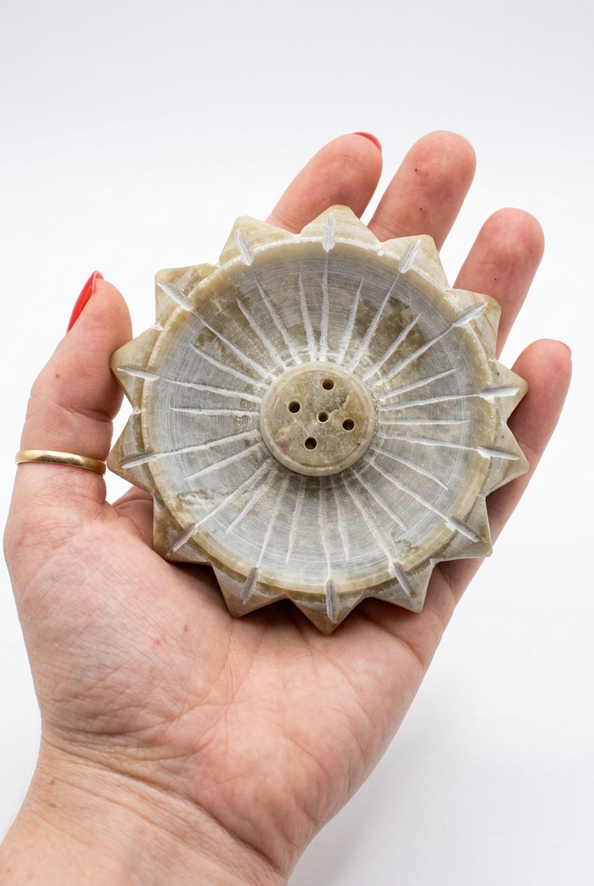 Porte-Encens Fleur de Lotus en Stéatite – Sculpture Artisanale du Népal