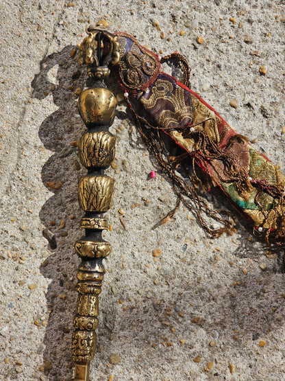 Khatvanga Tibétain avec Trident avec Brocart – Sceptre Rituel du Bouddhisme Tantrique