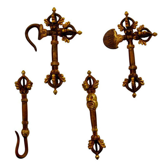 Ensemble rituel bouddhiste – 4 outils tantriques en laiton doré (Népal)