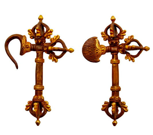 Ensemble rituel bouddhiste – 4 outils tantriques en laiton doré (Népal)