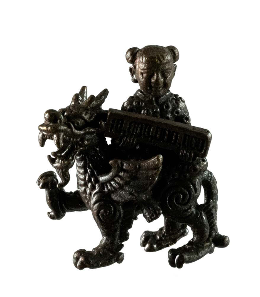 Statuette grand dragon chinois, mythologie chinoise, portant la perle du  bonheur