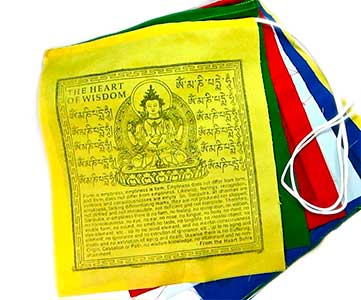 Drapeaux tibétains de prières bouddhistes du Népal